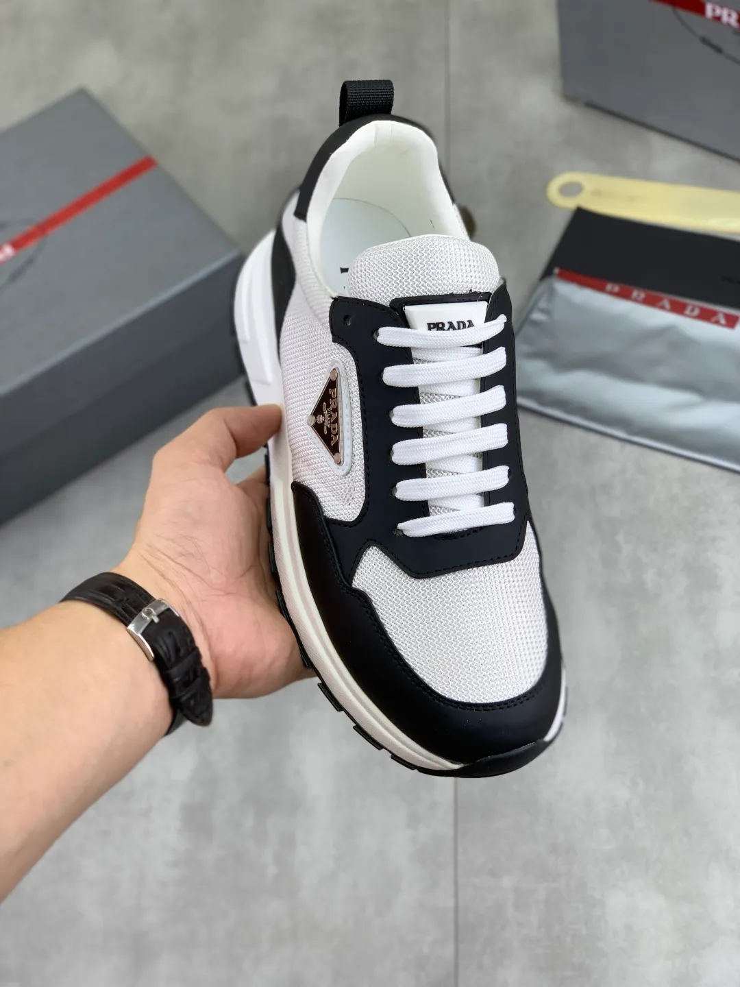Men's shoes 💰P560💰[New style] popular models are on the official website, 🆘 Trendy brand (Prada) mainly promotes popular models, avant-garde and versatile fashion men's shoes private version mold opening, cowhide surface splicing 1:1.. Fashionable and simple, original imported cowhide lining cowhide feet; the atmosphere and personality are more fashionable, eye-catching and pursuing class. It will subvert the old idea and be a must-have for fashionistas with you! Must keep it for yourself! Tall and comfortable, large and low, high-end quality workmanship. Code number: 38-45 3️⃣optional.